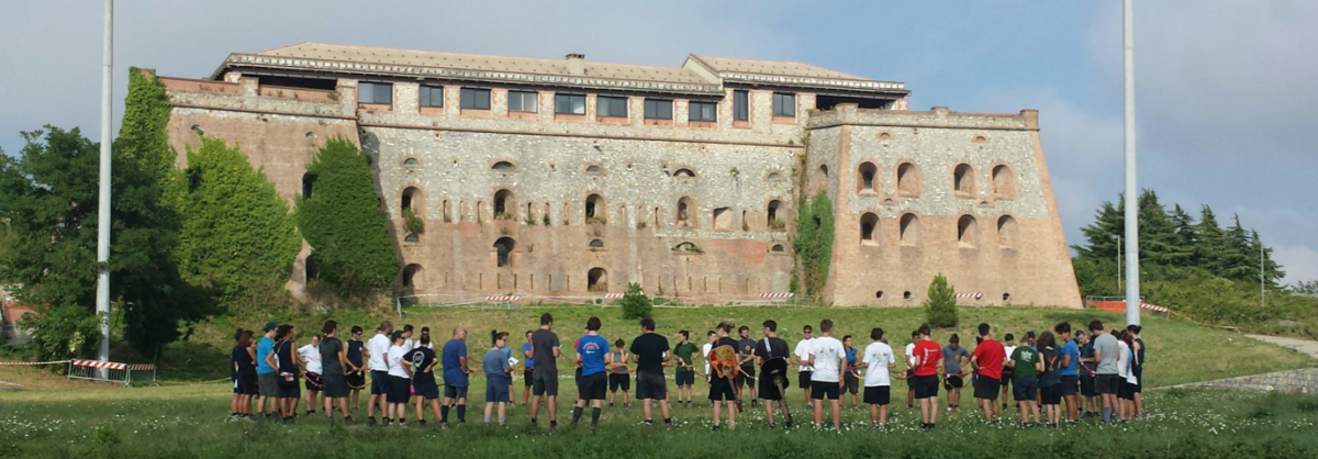 immagine di forte bagato con davanti tanti ragazzini in gita