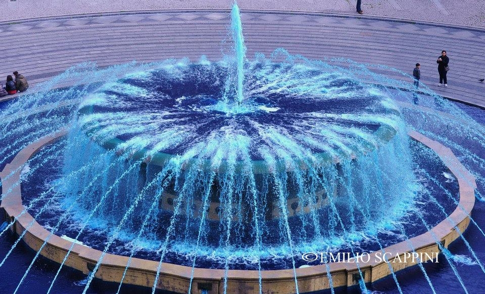 Fontana blu per la giornata mondiale dell'autismo