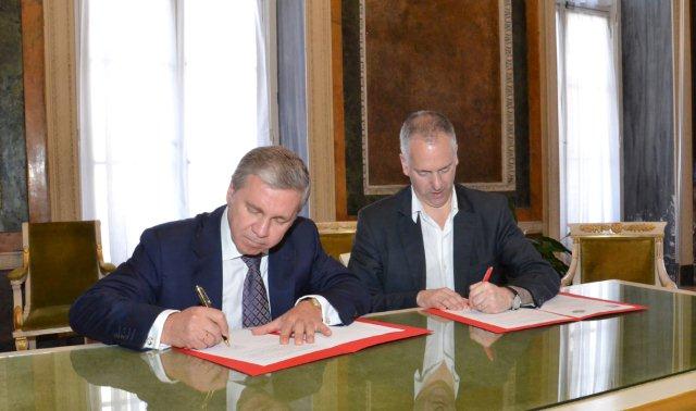 la firma del patto di collaborazione. Da sin.Sergey Cheremin, Marco Doria