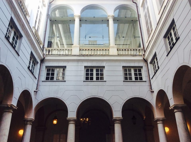 cortile palazzo bianco 