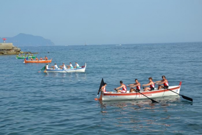 mare con imbarcazioni