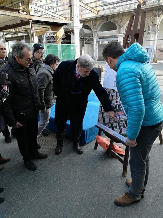 sindaco che indica progetto sul cartellone