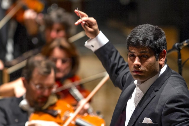 il direttore d'orchestra Alpesh Chauhan