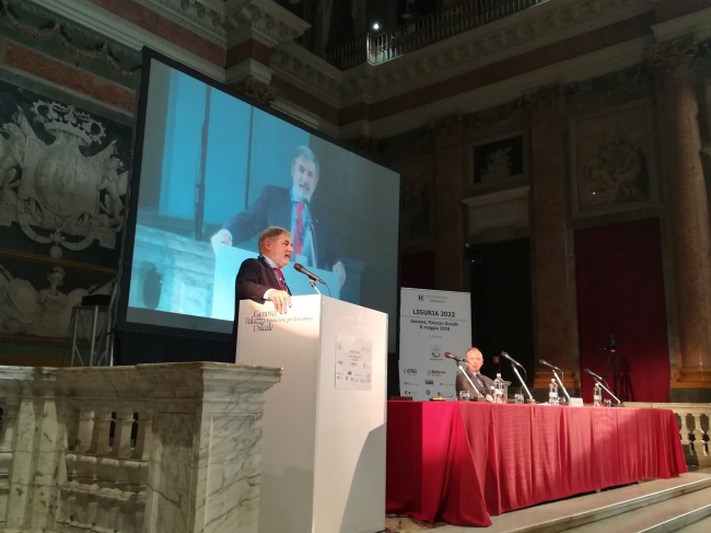 Sindaco Marco Bucci parla al forum Ambrosetti