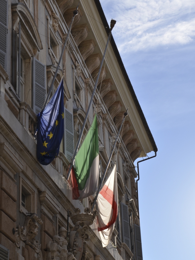 bandiere a mezz'asta a palazzo tursi 