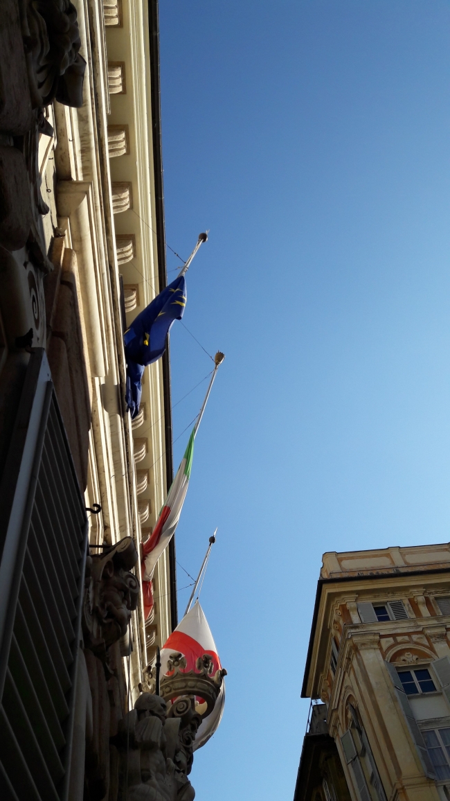 bandiere a mezz'asta sul portone di palazzo tursi