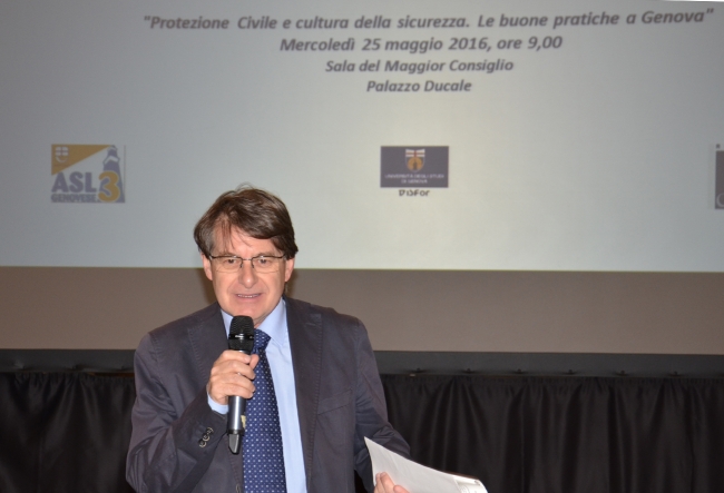 L'assessore Pino Boero in un momento della premiazione a Palazzo Ducale