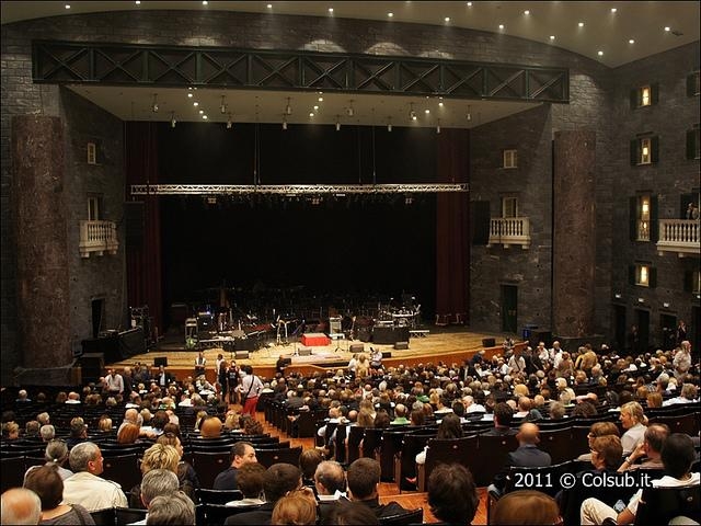 La platea e il palcoscenico del teatro Carlo Felice