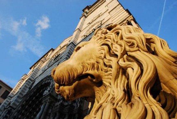 Leone in marmo davanti alla Cattedrale di San Lorenzo