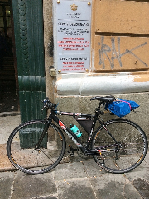 portone corso torino con bicicletta