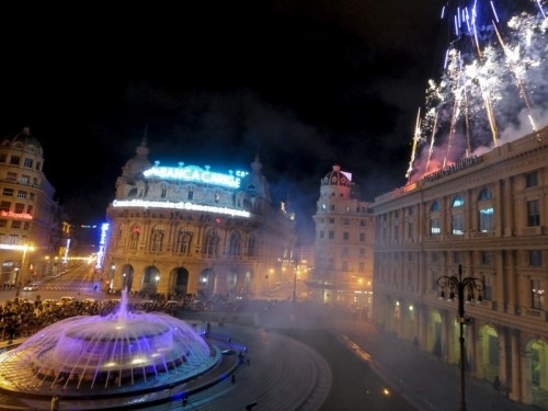 piazza De Ferrari di notte