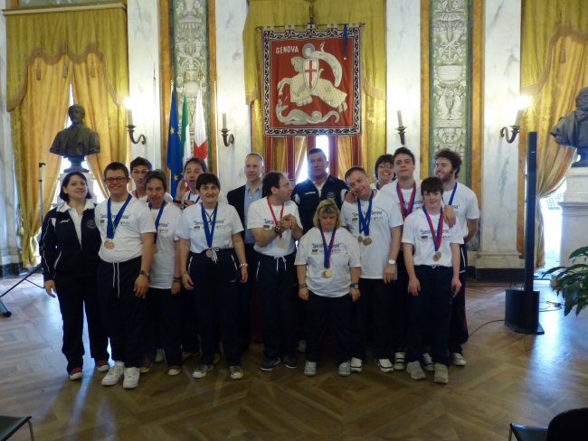 foto di gruppo degli atleti con il sindaco