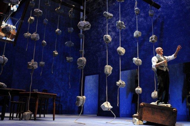 Claudio Bisio in scena. Foto di Bepi Caroli