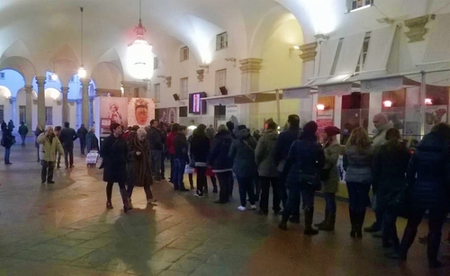 persone in coda a Palazzo Ducale