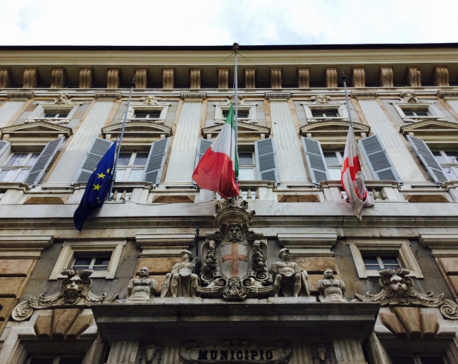 bandiere a mezz'asta a palazzo tursi per il giorno del ricordo