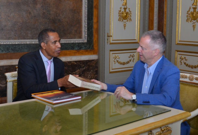 console a sindaco al tavolo