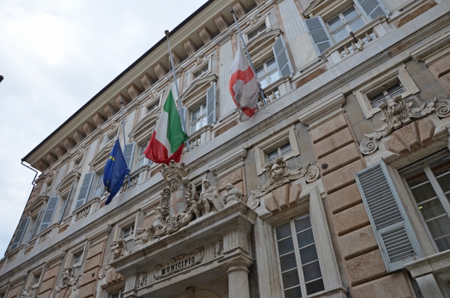 bandiere a mezz'asta a palazzo tursi per il giorno del ricordo