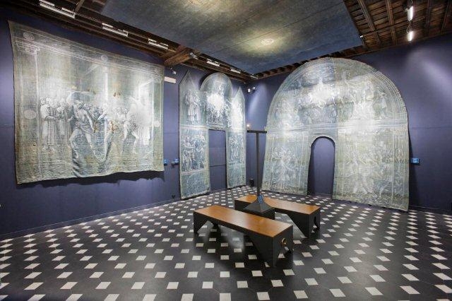 Teli di jeans raffiguranti la Passione di Cristo