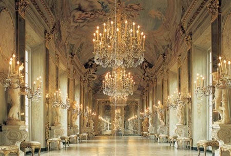 La sala degli specchi a Palazzo Reale di Genova