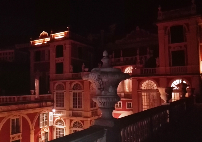 palazzo reale di notte