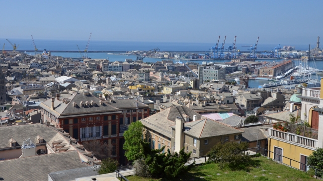 panorama della città con Palazzo Rosso