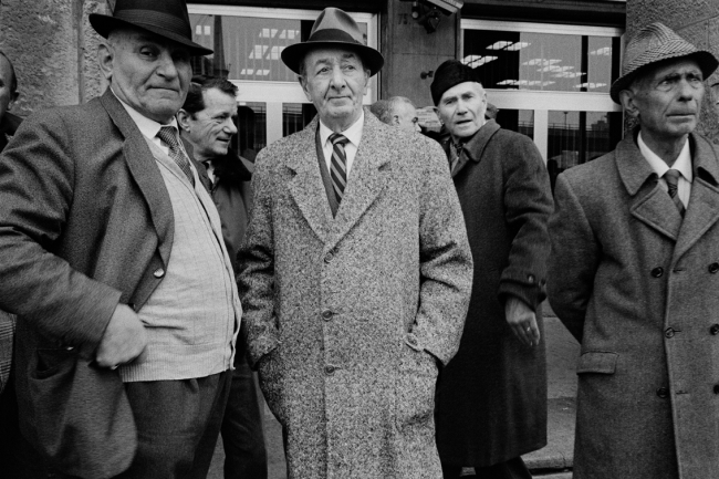 foto di persone a piazza caricamento