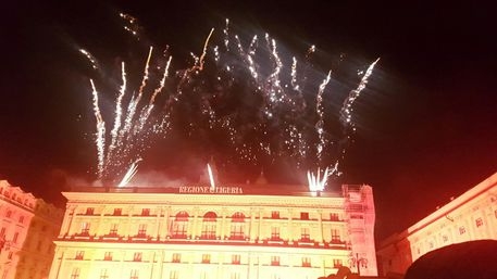 fuochi artificiali in piazza De Ferrari  in occasione della prima della Traviata