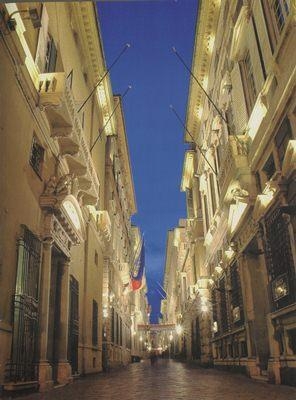 via garibaldi di notte