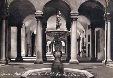 vecchia immagine del cortile interno di palazzo ducale con la fontana che ora è 