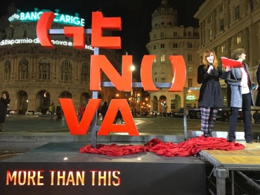assessore sibilla in piazza con logo 3D