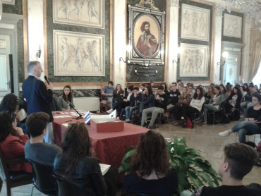 Sindaco e studenti nel salone di rappresentaza di Palazzo Tursi
