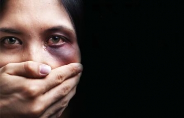 la mano di un uomo che chiude la bocca di una donna