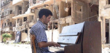 Aeham Ahmad mentre suona il pianoforte a Damasco