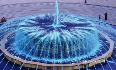 Fontana blu per la giornata mondiale dell'autismo