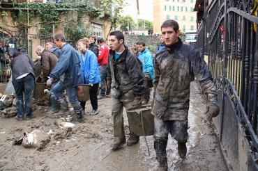 Alluvione, gli angeli del fango - foto Mimmo Giordano