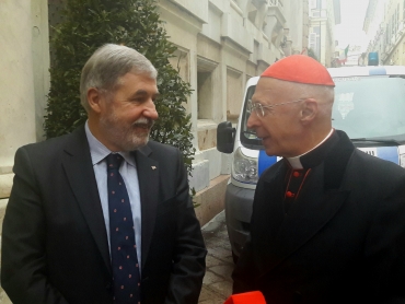 il Sindaco accoglie il Cardinale davanti al portone di Tursi