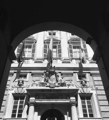 bandiere a mezz'asta a palazzo tursi 