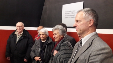 familiari con il sindaco dopo lo scoprimento della targa