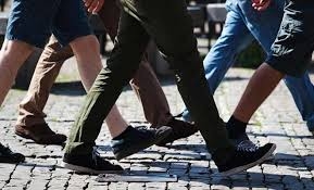 persone che camminano