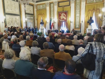 Le molte persone nel salone di rappresentanza di Tursi 