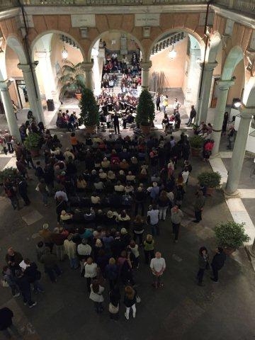 il cortile di palazzo Tursi affollato per il concerto della Notte dei Musei