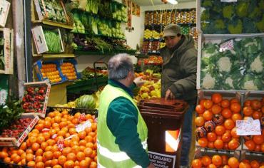 La consegna di un bidone per l'organico in via Canneto il lungo - Foto: Amiu
