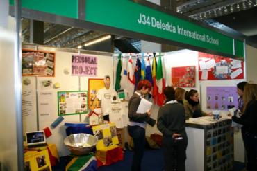 Lo stand del Liceo linguistico Deledda