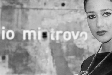 il volto di una donna, sullo sfondo un muro. Una foto del libro Diversi sguardi 
