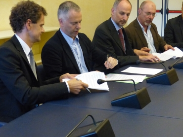 firma protocollo d'intesa esaote sindacati comune nella foto doria e Karl Heinz 