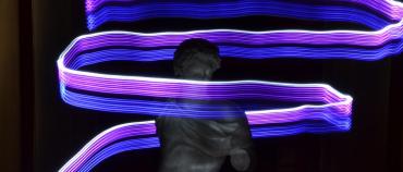statua avvolta da luci viola