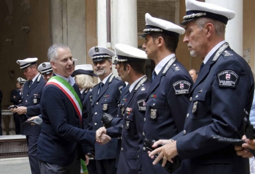 Il sindaco saluta alcuni vigili prima della cerimonia