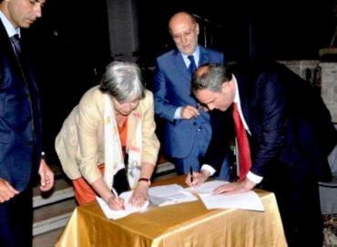 Firma della Carta di Genova - Fonte www.focolare.org