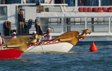 Il Galeone di Genova (bianco) alla boa d'arrivo