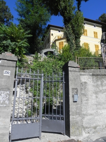 ex scuola di Gemignano nel verde della Valpolcevera
